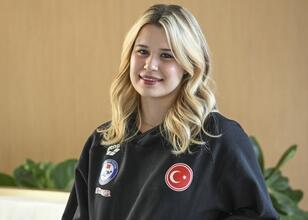 Suyla yeniden hayata dönen para yüzücü Defne Kurt, herkese ilham oluyor Suyla yeniden hayata dönen para yüzücü Defne Kurt, herkese ilham oluyor