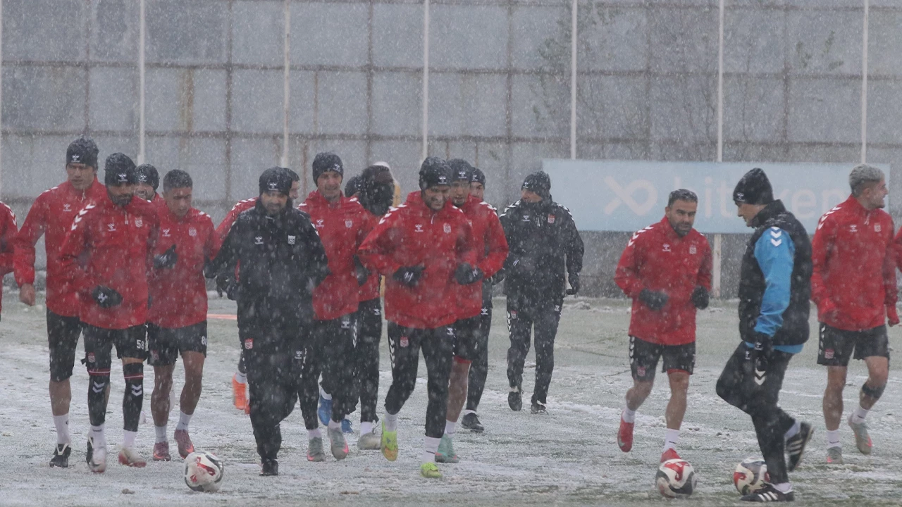 Sivasspor, Kar Yağışı Altında Antrenmanlarına Devam Ediyor